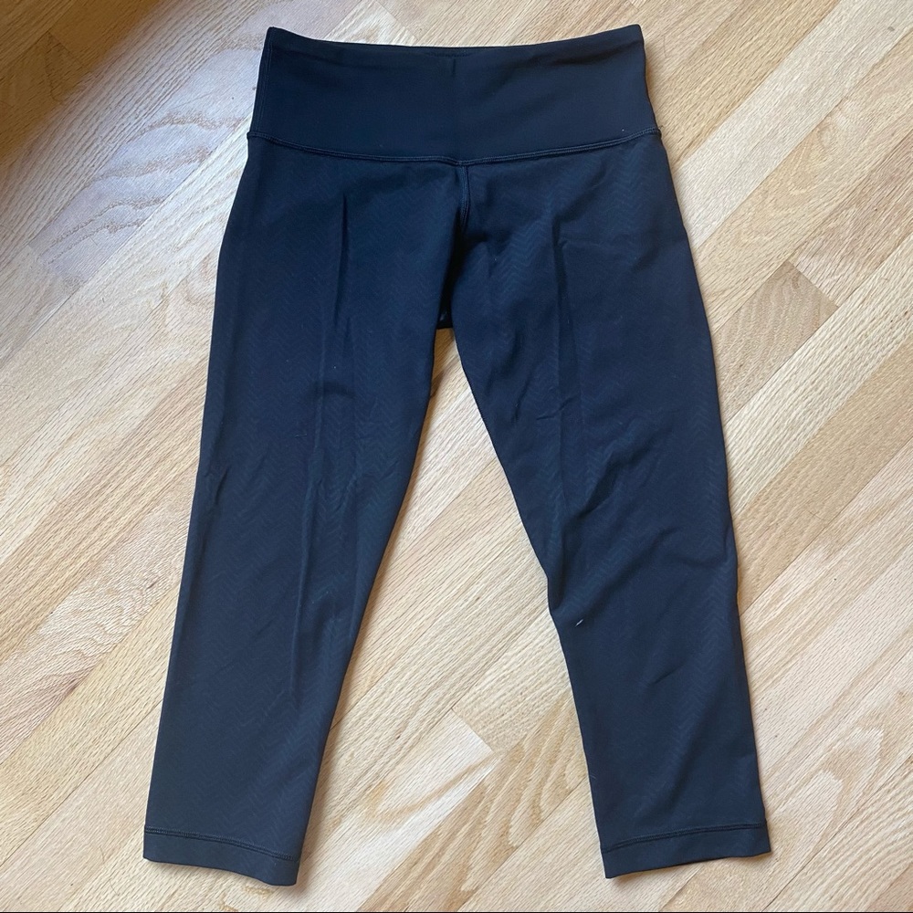 Lululemon Wunder Under black crop leggings with a print (see photos). Size 4.